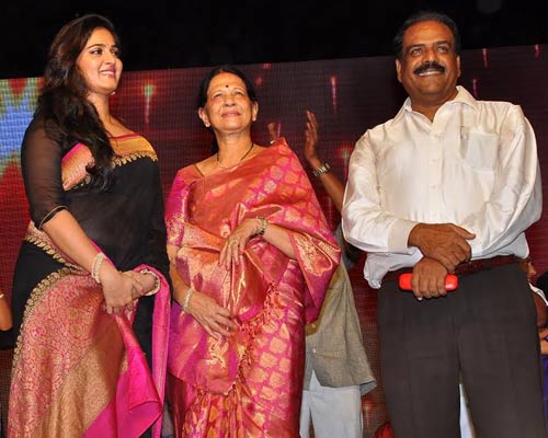 anushka,heroine anushka parents photo,rudhramadevi audio function,gunasekhar,anushka mother and father  ‘రుద్రమదేవి’ అనుష్క తల్లిదండ్రులు వీళ్లే..! 